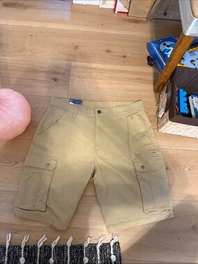 Classic Khaki Cargo Shorts with Multiple Pockets
